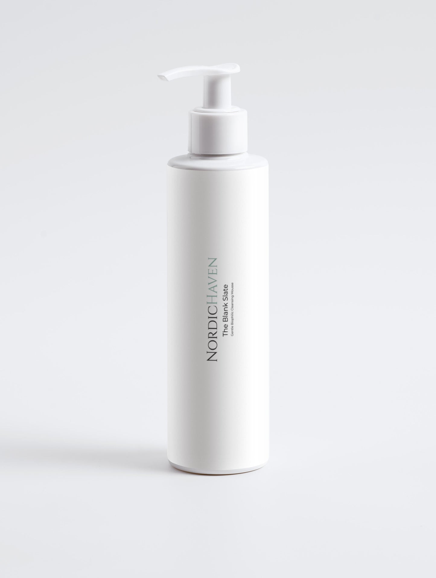 Gentle biophilic cleansing mousse for removing impurities without stripping the microbiome